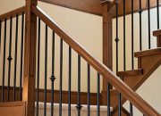 5 Inspirasi Warna Tangga yang Serasi dengan Railing Kayu