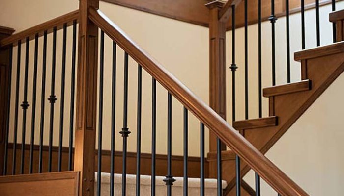 5 Inspirasi Warna Tangga yang Serasi dengan Railing Kayu