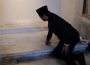 Menag Nasaruddin Ziarah ke Makam Paus Fransiskus, Dapat Izin Khusus Sentuh Pusara