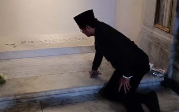 Menag Nasaruddin Ziarah ke Makam Paus Fransiskus, Dapat Izin Khusus Sentuh Pusara